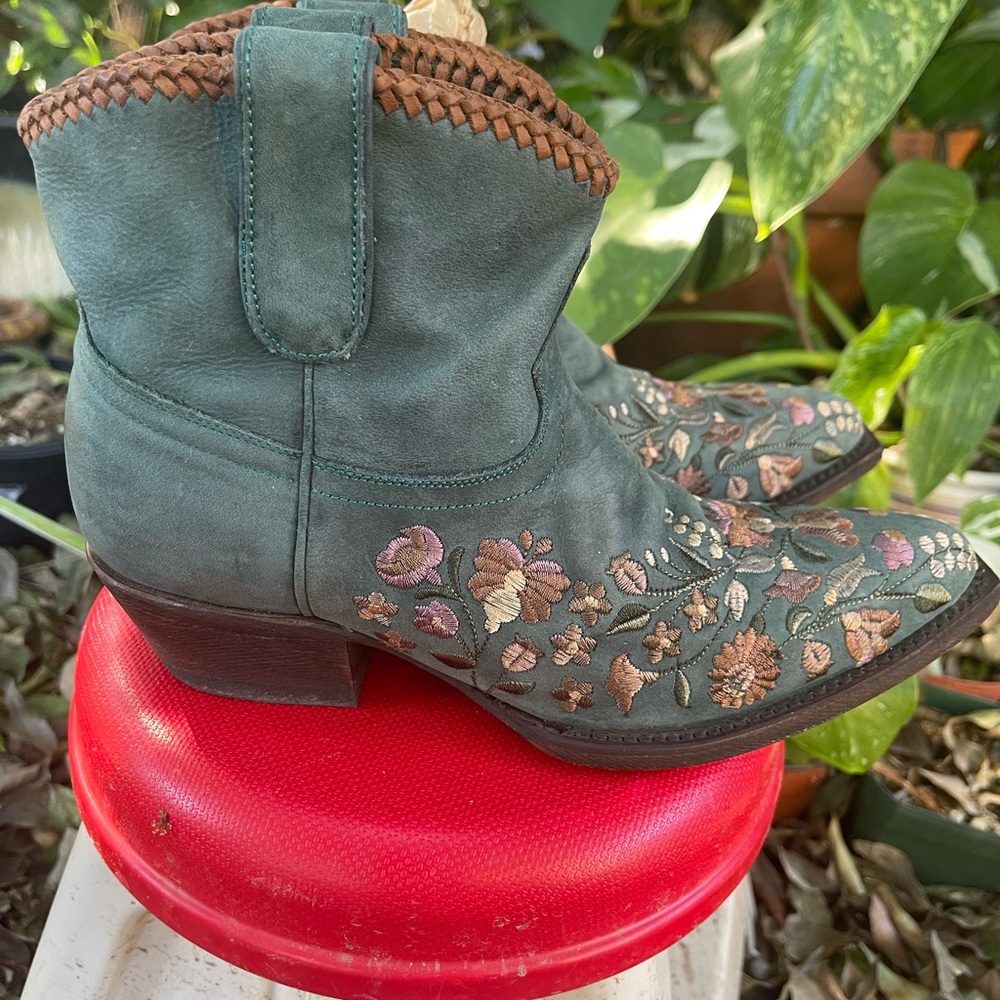 Cowboy boots 61/2